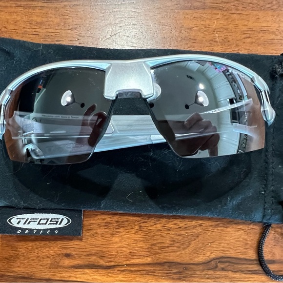 Tifosi Sunglasses - Picture 2 of 5